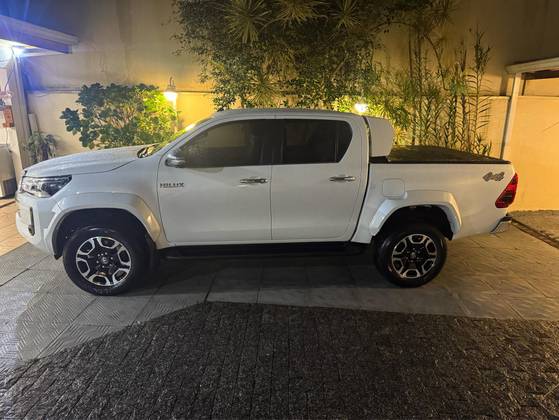 TOYOTA HILUX 2.8 D-4D TURBO DIESEL CD SRX PLUS 4X4 AUTOMÁTICO